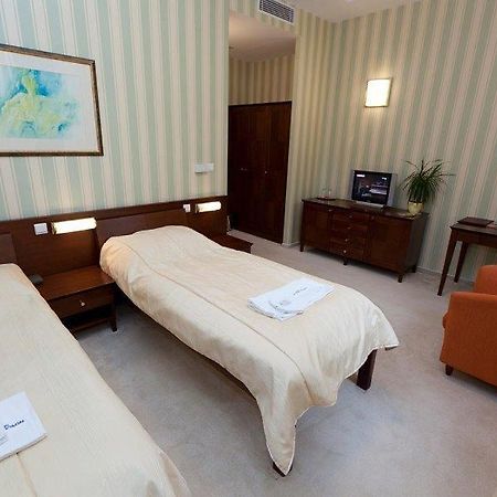 Hotel Sandor Pavillon ปิเอชตานี ภายนอก รูปภาพ