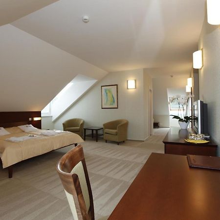 Hotel Sandor Pavillon ปิเอชตานี ภายนอก รูปภาพ