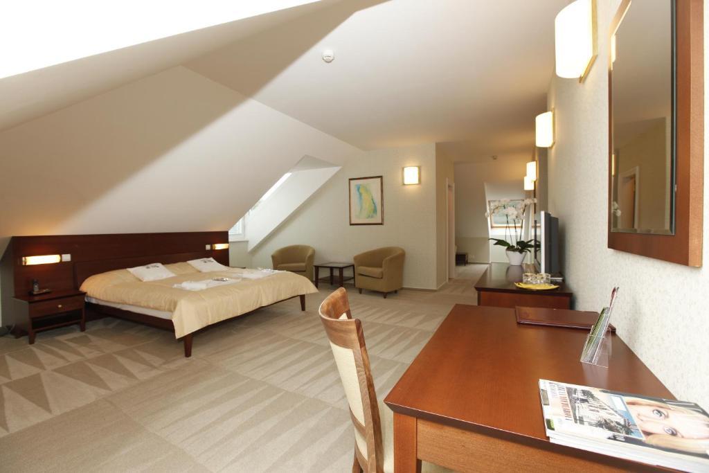 Hotel Sandor Pavillon ปิเอชตานี ห้อง รูปภาพ