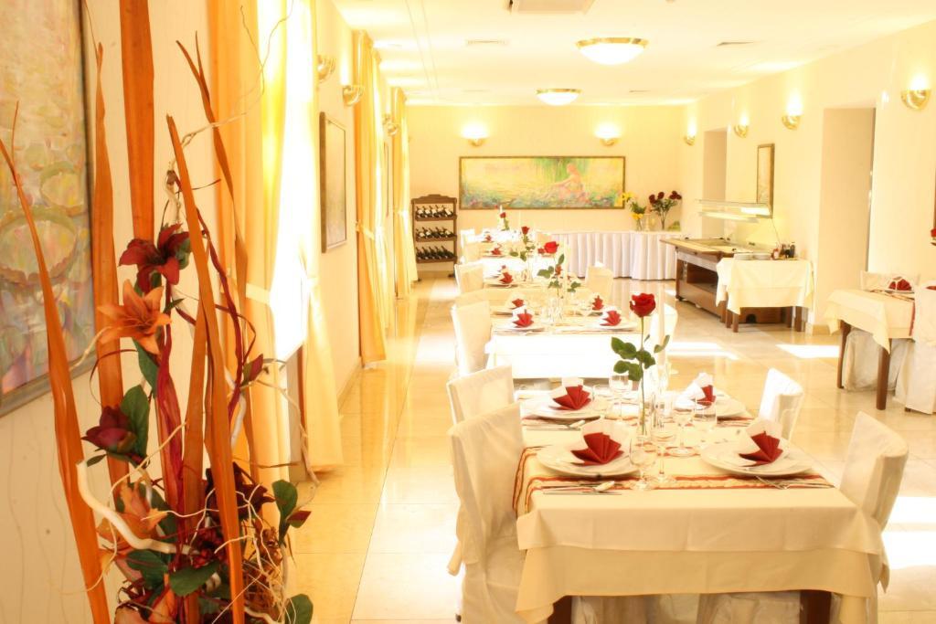 Hotel Sandor Pavillon ปิเอชตานี ภายนอก รูปภาพ