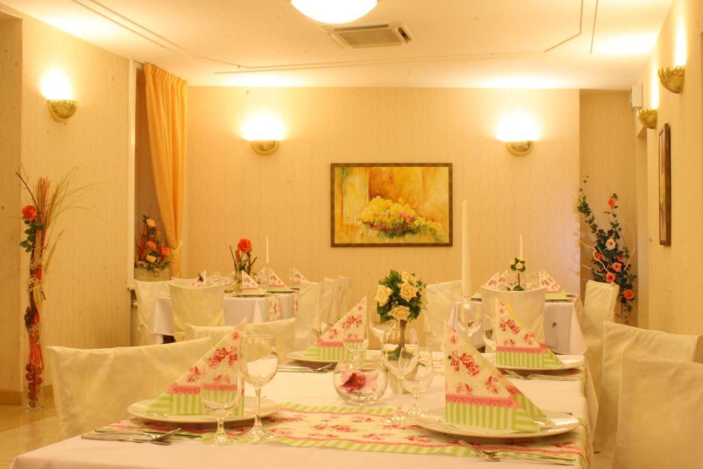 Hotel Sandor Pavillon ปิเอชตานี ภายนอก รูปภาพ